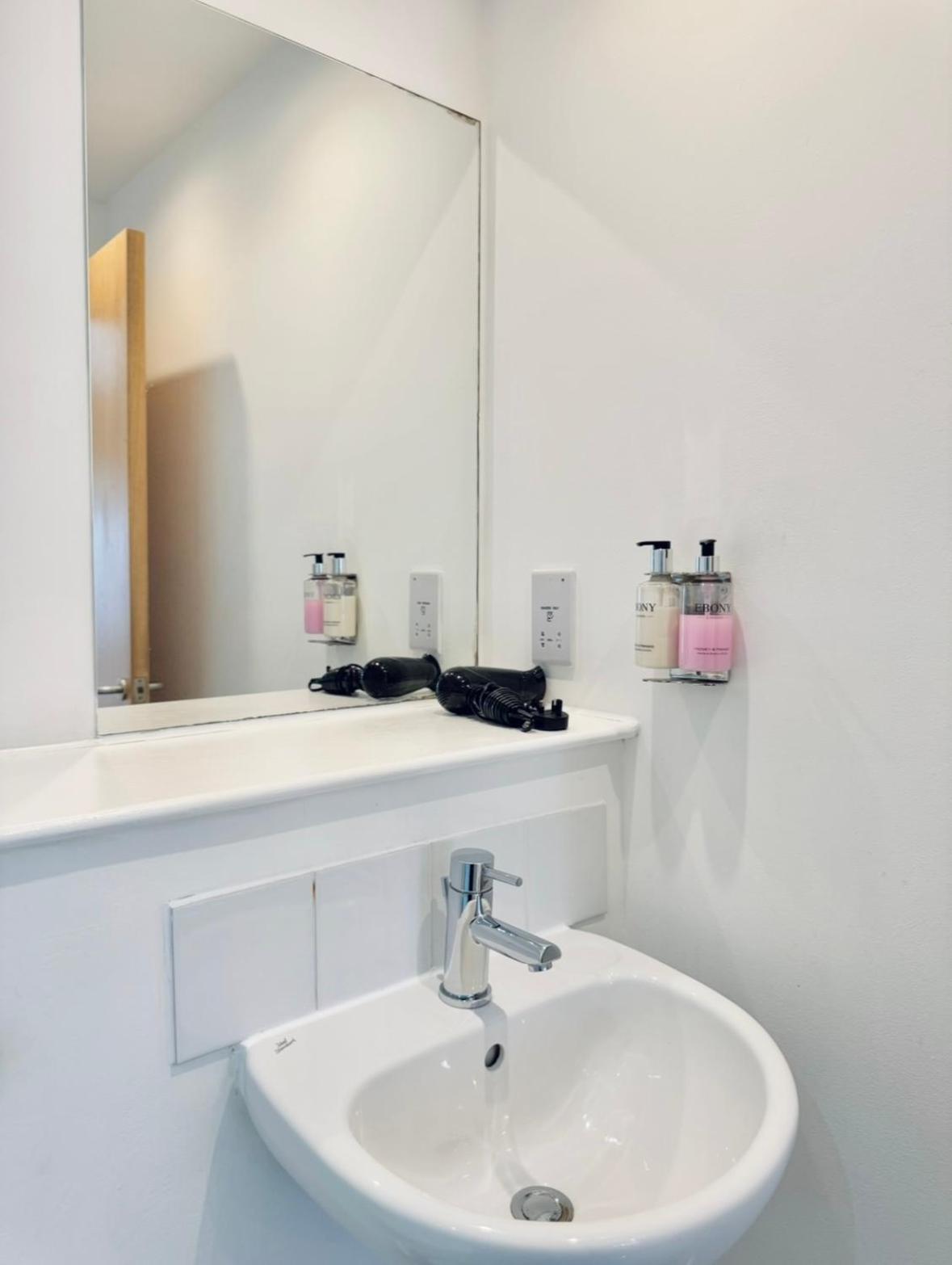 Modern Two Bedroom Apartments EDI Eksteriør bilde